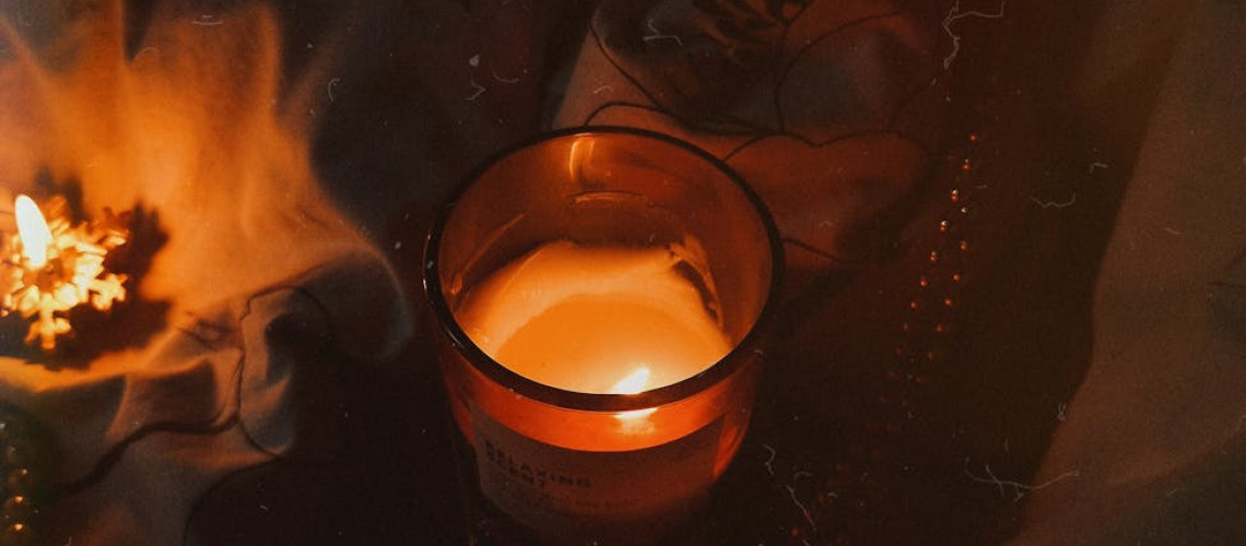 A Symphony of Scents: Mastering the Luxurious Ritual of Fragrance Layering with Aqila