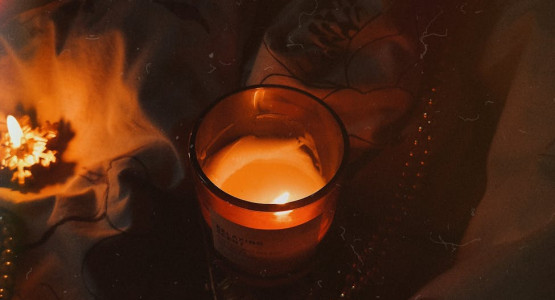 A Symphony of Scents: Mastering the Luxurious Ritual of Fragrance Layering with Aqila